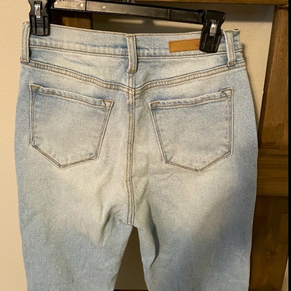 A5 - 258 NWOT Cello High rise distressed mom jeans size 5 - Picture 3 of 15